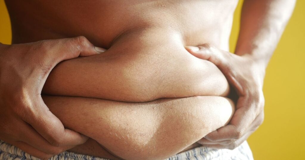 does alcohol cause belly fat in men